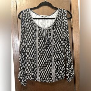 ••4/$20 CLOTHING SALE•• Max Studio Cold Shoulder Blouse, Size Small